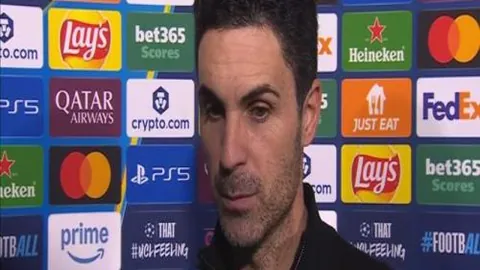 伊万阵型之谜：五中场为何齐返防守阵地？